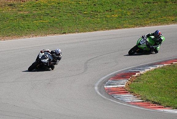 coupe de france promosport 2012 sur le circuit d'ales , sergio nageroni en bagarre sur sa Yamaha R1 -volkanik-endurance