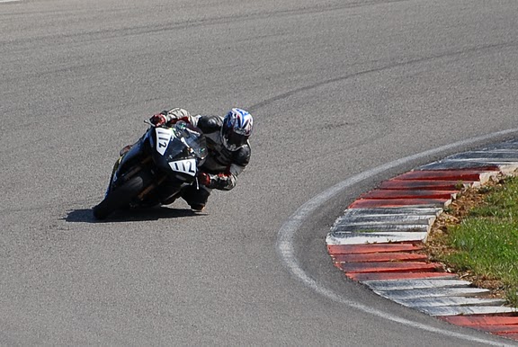 Coupes de france promosport 1000 circuit d'alés 2011, sergio au guidon de sa Yamaha R1