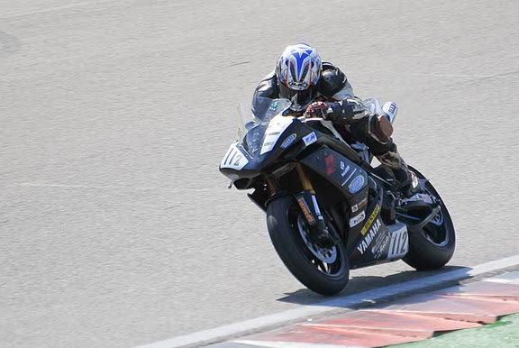 coupe de france promosport 1000 sur le circuit d'ales en 2011, sergio en pleine acceleration sur sa yamaha R1