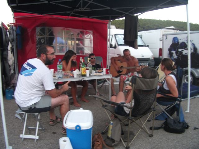 La tribu vokanik endurance autour d'un bon casse croute et d'un boeuf impovise par sergio lors du week end de course promosport 100 sur le circuit d'ales