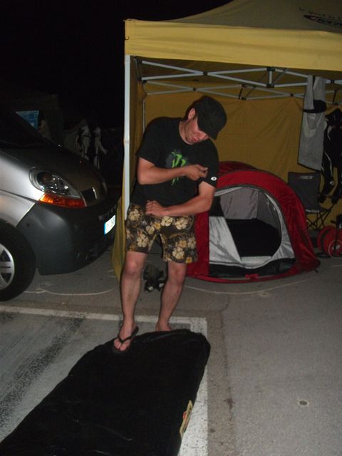 Arnaud pret a allez se coucher sur son matelas week end de couse promosport ales 2011- volkanik endurance