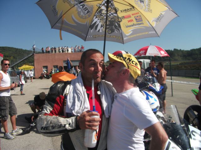 Phil(The coiffor) fait un gros bisous à sergio nangeroni pour l'encourager en vue de sa prochaine course de promosport 1000 sur le circuit d ales 2011 volkanik endurance