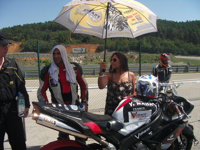 circuit d'ales week end promosport 1000, yamaha R1 sergio nangeroni sous un grand parapluie pour limiter la chaleur