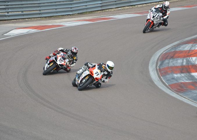 Belle trajectoire de l'aprilia rsv4 factory aprc #16 piloté par sergio nangeroni lors de l'european bikes sur le circuit de dijon-prenois