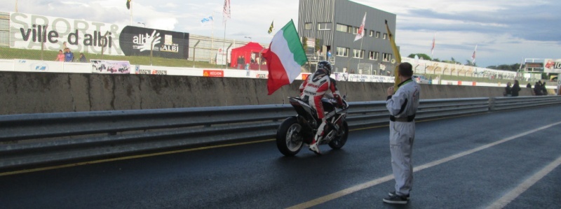 sergio nangeroni avec le drapeau Italien sur circuit d'albi lors de la finale european bikes a albi