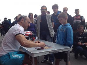 Sergio nangeroni signe des autographes devant les stands du circuit du vigeant lors week-end FSBK