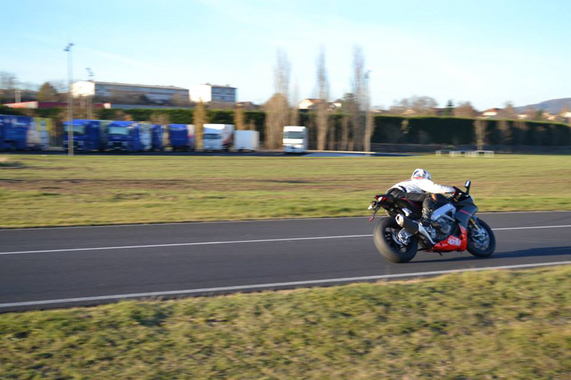 Sergio Nangeroni en rodage au le ciircuit d'issoire (CEERTA) sur la DIVA II (APRILIA RSV4 FACTORY APRC MODELE 2014)