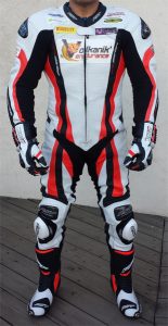 combinaison modèle PRO SERIES CPX-C « red » incluant dorsale homologuée,bottes modèle TRACTECH EVO,gants modèle PRO SERIES CPXC portés par sergio nangeroni avec tout ces partenaires