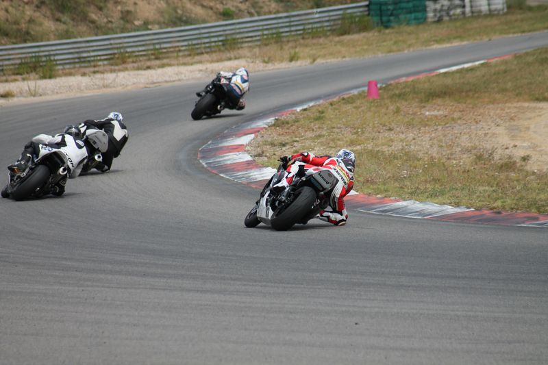 Week-end de course a Ales 2013, coupes de france promosport 1000. Sergio nangeroni a la corde dans le virage sur une kawasaki ZX-10R - volkanik endurance