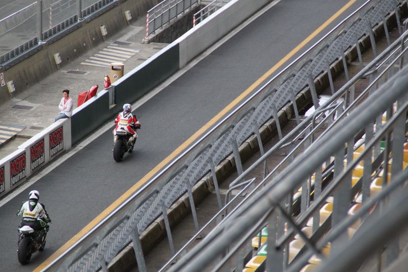 Pit-lane du circuit du mans lors du week end coupes de france promosport de 2012. Sergio nageroni #83 sur kawasaki ZX-10R team volkanik-endurance