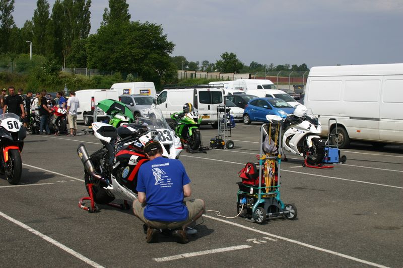 Mise en place des couvertures chauffante par jef sur la kawasaki zx-10R en pre grille des coupes de france promosport 1000 à nogaro