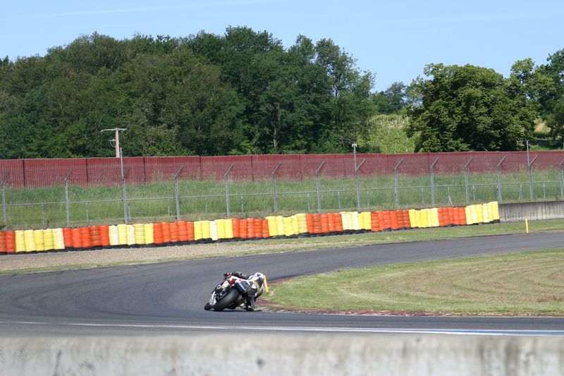 Sergio nangeroni a l'angle dans le virage sur sa kawasaki ZX-10R lors du week end coupes de france promosport 1000 a nogaro