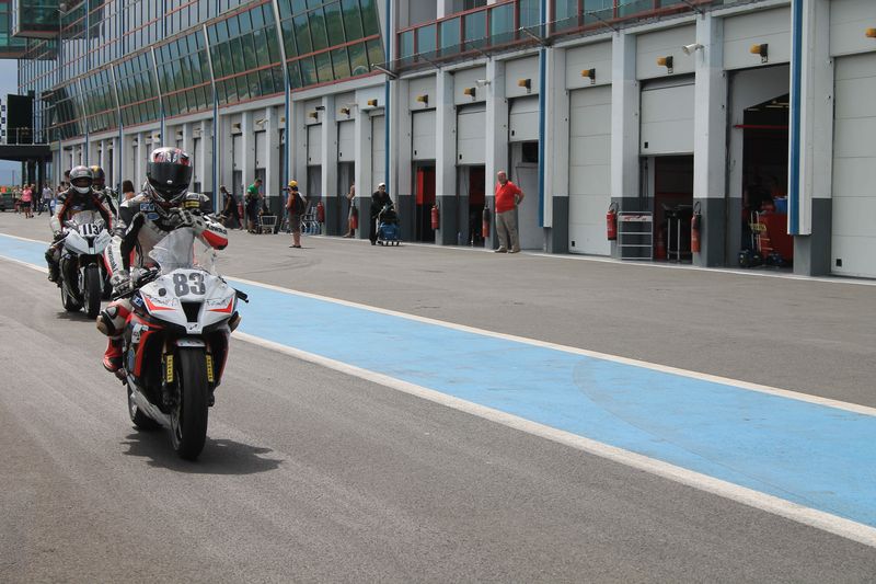 Kawasaki zx-10r #83 piloté par sergio nangeroni devant les box du circuit de magny-cours 2012.Lors d'un week end de course en coupes de france promosport 1000