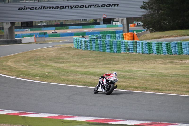 Kawasaki ZX-10R piloté par sergio nangeroni acceleration au chateau d'eau sur le circuit du magny-cours lors des coupes de france promosport 1000