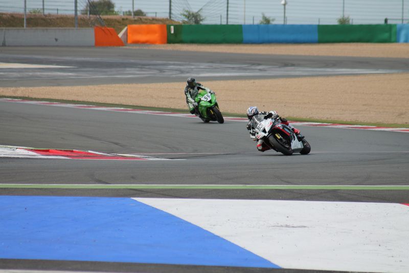 Kawasaki ZX-10R piloté par sergio nangeroni àchicane avant les stand sur le circuit du magny-cours lors des coupes de france promosport 1000