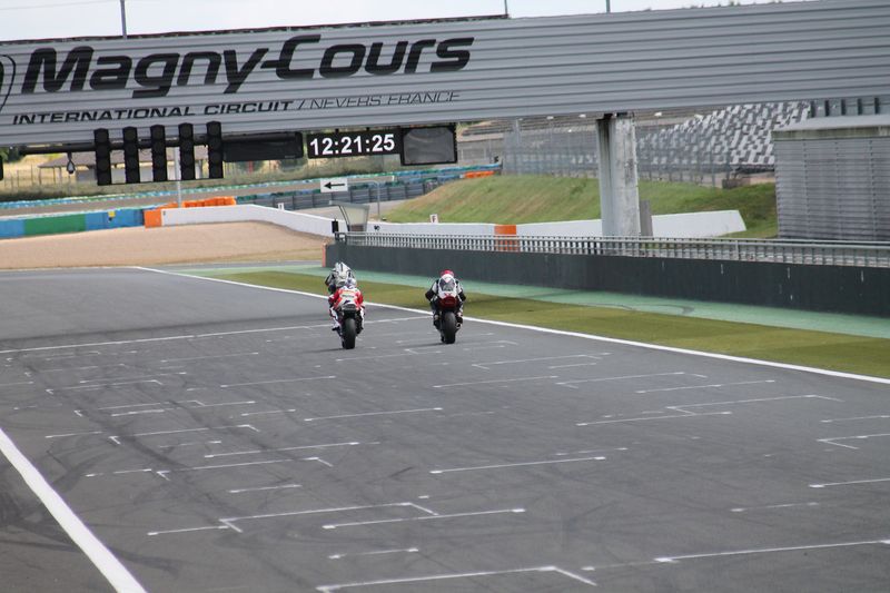 Kawasaki ZX-10R piloté par sergio nangeroni ligne droite des stands sur le circuit du magny-cours lors des coupes de france promosport 1000