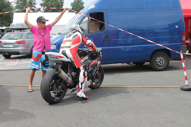 Direction la piste du circuit de magny-cours pour sergio nangeroni sur la kawasaki ZX-10R #83, s