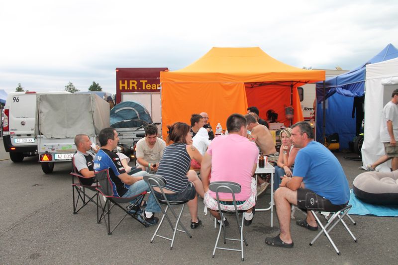 un moment de detente bien merite avec la team volkanik endurance circuit de magny cours 2012