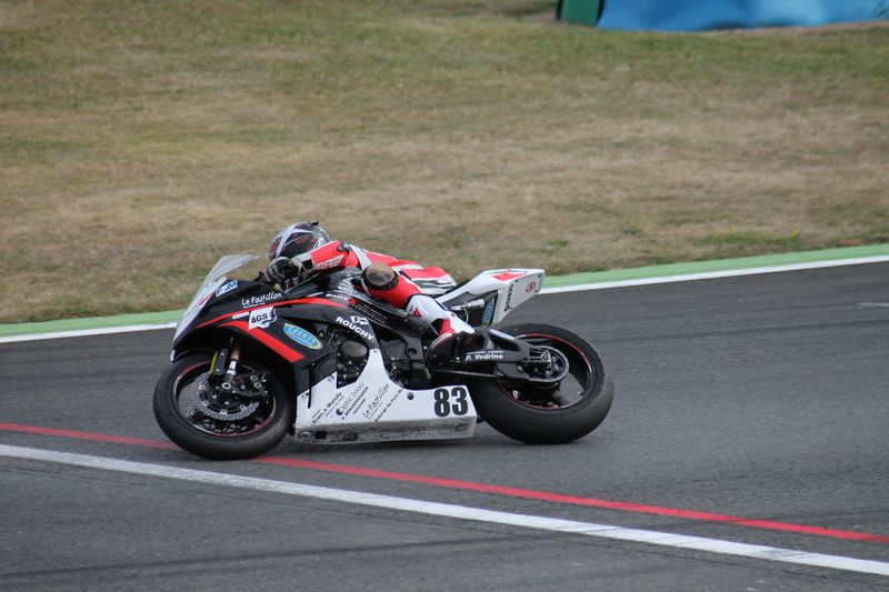 Kawasaki ZX-10R piloté par sergio nangeroni de profil sur le circuit du magny-cours lors des coupes de france promosport 1000