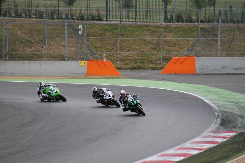 Kawasaki ZX-10R piloté par sergio nangeroni à la bagarre à la sortie du lycée sur le circuit du magny-cours lors des coupes de france promosport 1000