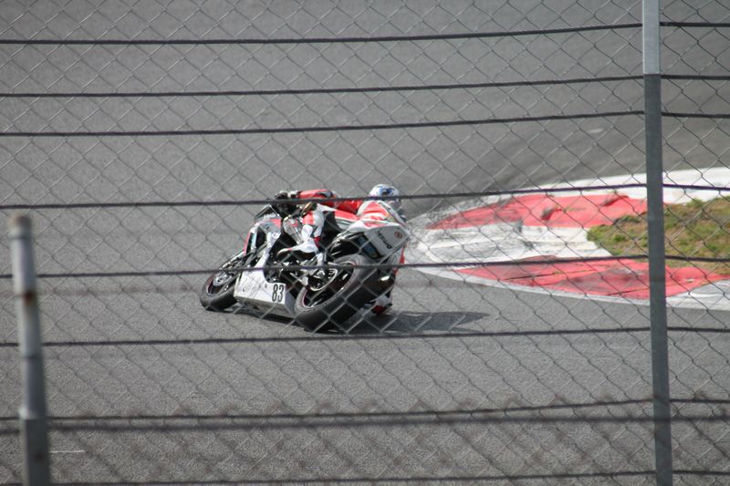 Kawasaki ZX-10R piloté par sergio nangeroni au virage Adelaide sur le circuit du magny-cours lors des coupes de france promosport 1000