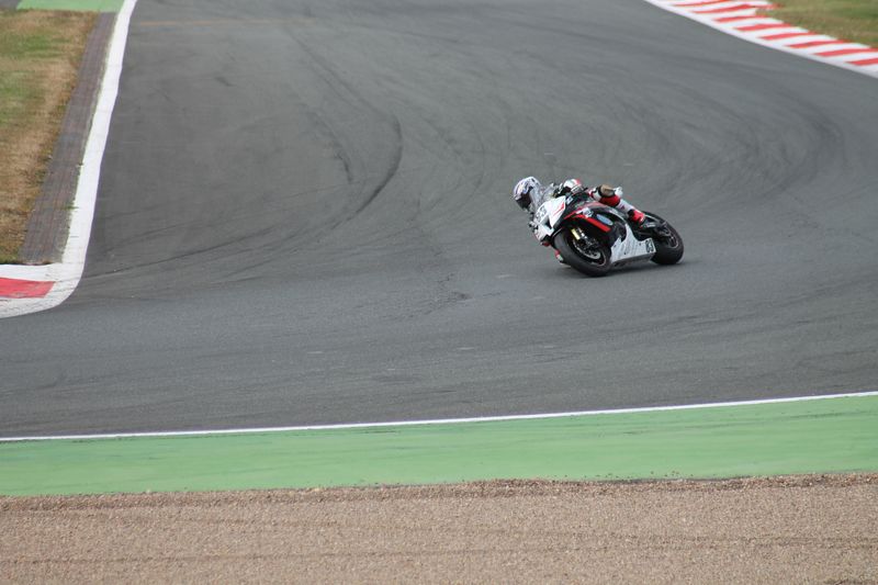 Kawasaki ZX-10R piloté par sergio nangeroni virage du chateau d'eau sur le circuit du magny-cours lors des coupes de france promosport 1000