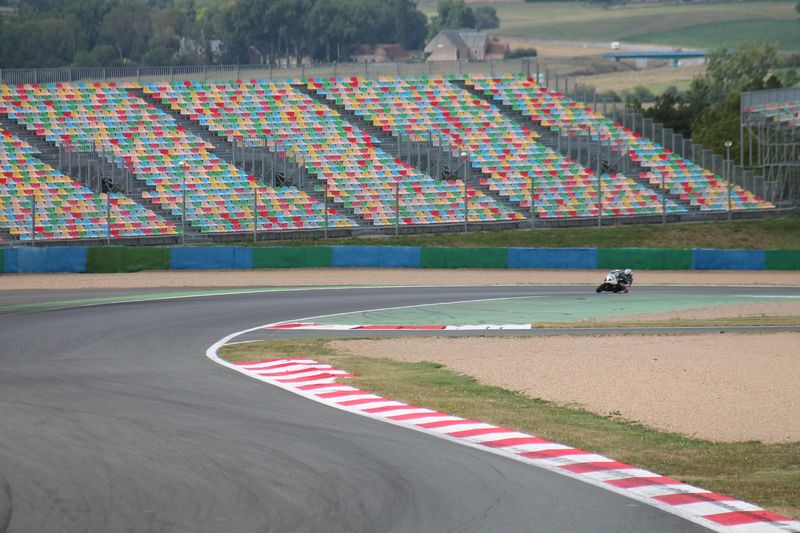 Kawasaki ZX-10R piloté par sergio nangeroni sortie du virage Imola sur le circuit du magny-cours lors des coupes de france promosport 1000