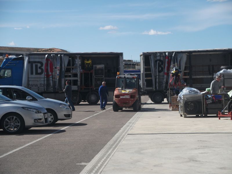 circuit d'aragon spper racing.Toujours très organisés ces allemands...les motos ainsi que des caisses renfermant tout le matos sont soigneusement installées dans un camion à l'aide d'un manitou. Probable que la bahut se rend à l'aéroport de Saragosse pour rapatrier tout ça par air. A moins qu'il se tape le trajet jusqu'en Allemangne!