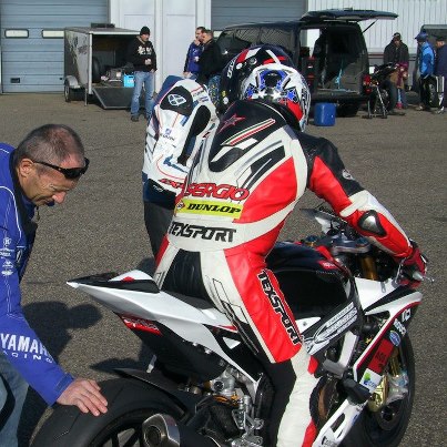 Christian sarron prend la temperature du pneu de l'aprilia RSV4 APRC Factory #16