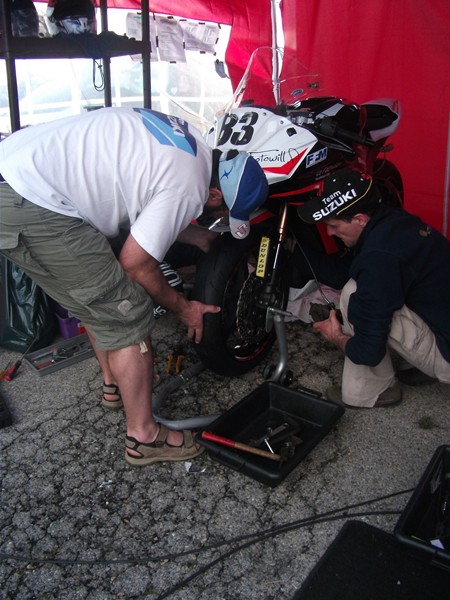 Dave et Jeff en pleine preparation de la kawasaki ZX-10R sur le circuit de ledenon lors du week end coupes de france promosport 1000 en 2012