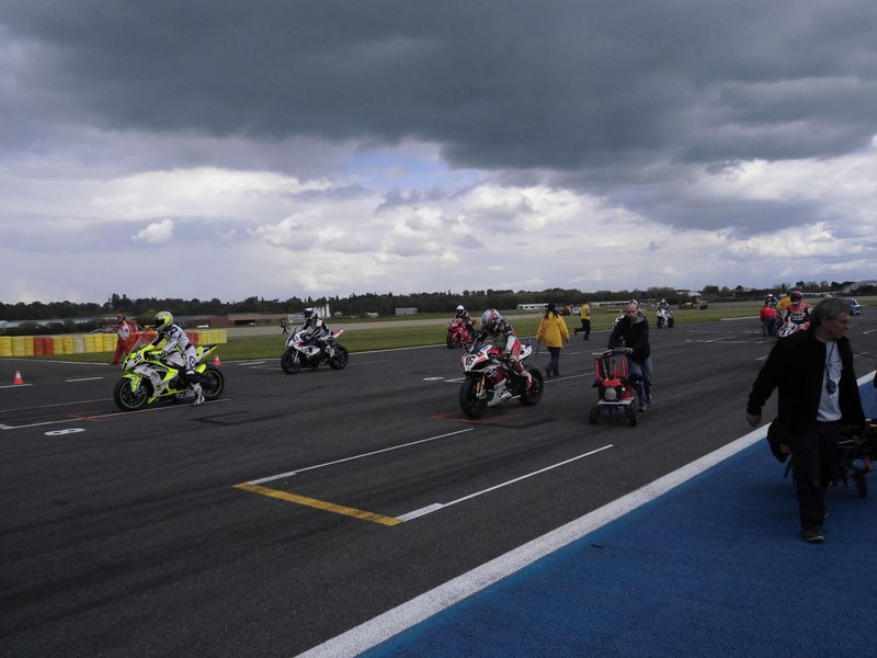 A l'extinction des feux, la meute est lâchée!Grille de depart de la meute european bikes nogaro avril 2013