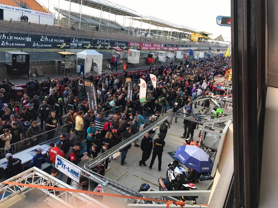 Pitwalk circuit bhugatti 2017 24 H du mans Motos