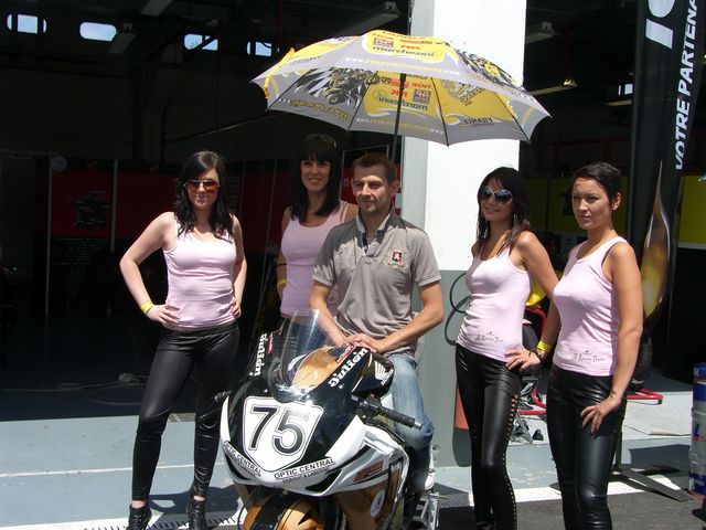 Julien BRUN #75 avec des umbrella girls . Honda CBR 1000 magny-cours FSBK
