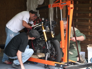 Réparation de la Yamaha R1, lors du feuilleton de l'été 2010. Volkanik-endurance engagé en promosport 1000.