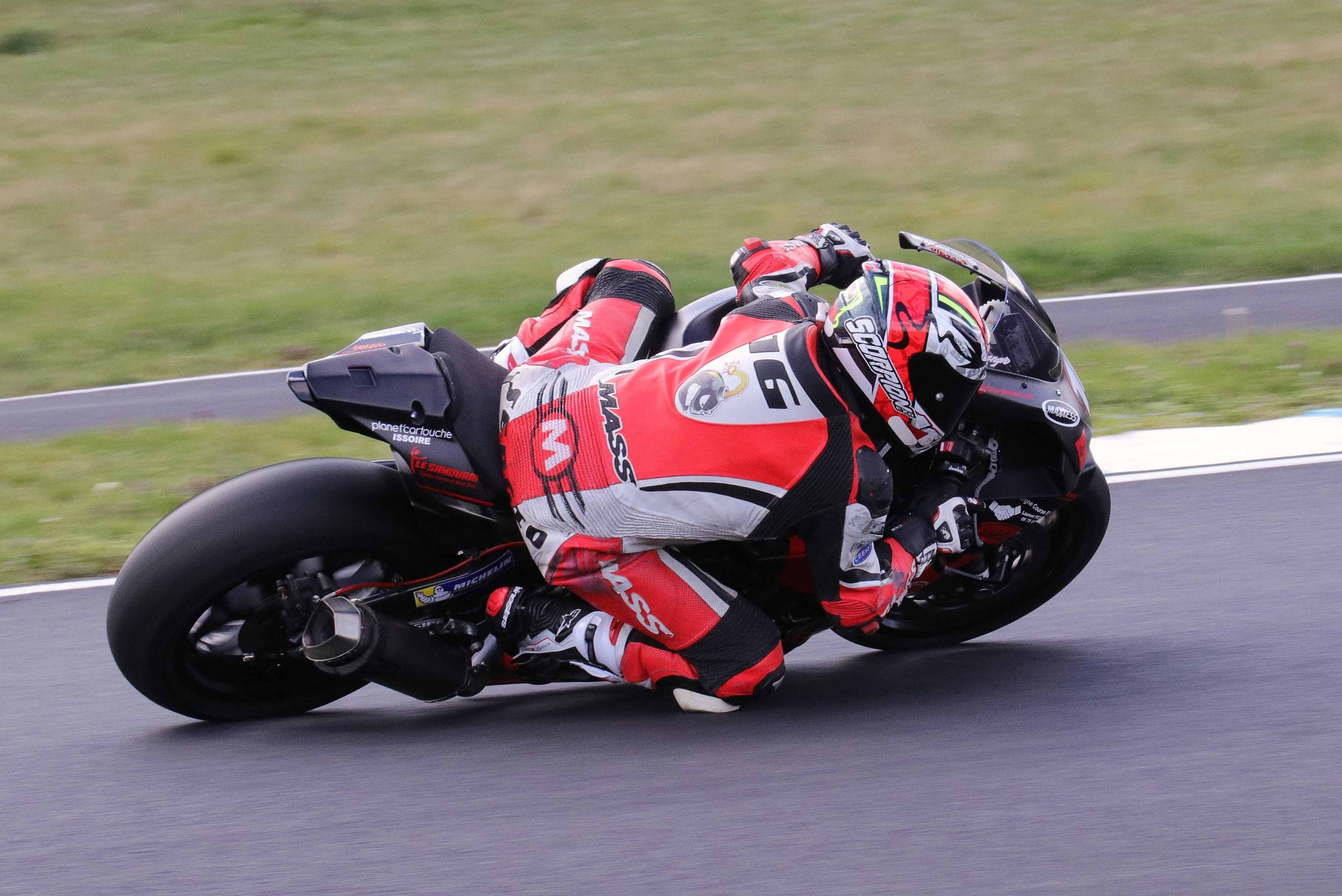 sergio nangeroni sur sa yamaha R1 en action sur le circuit d'issoire