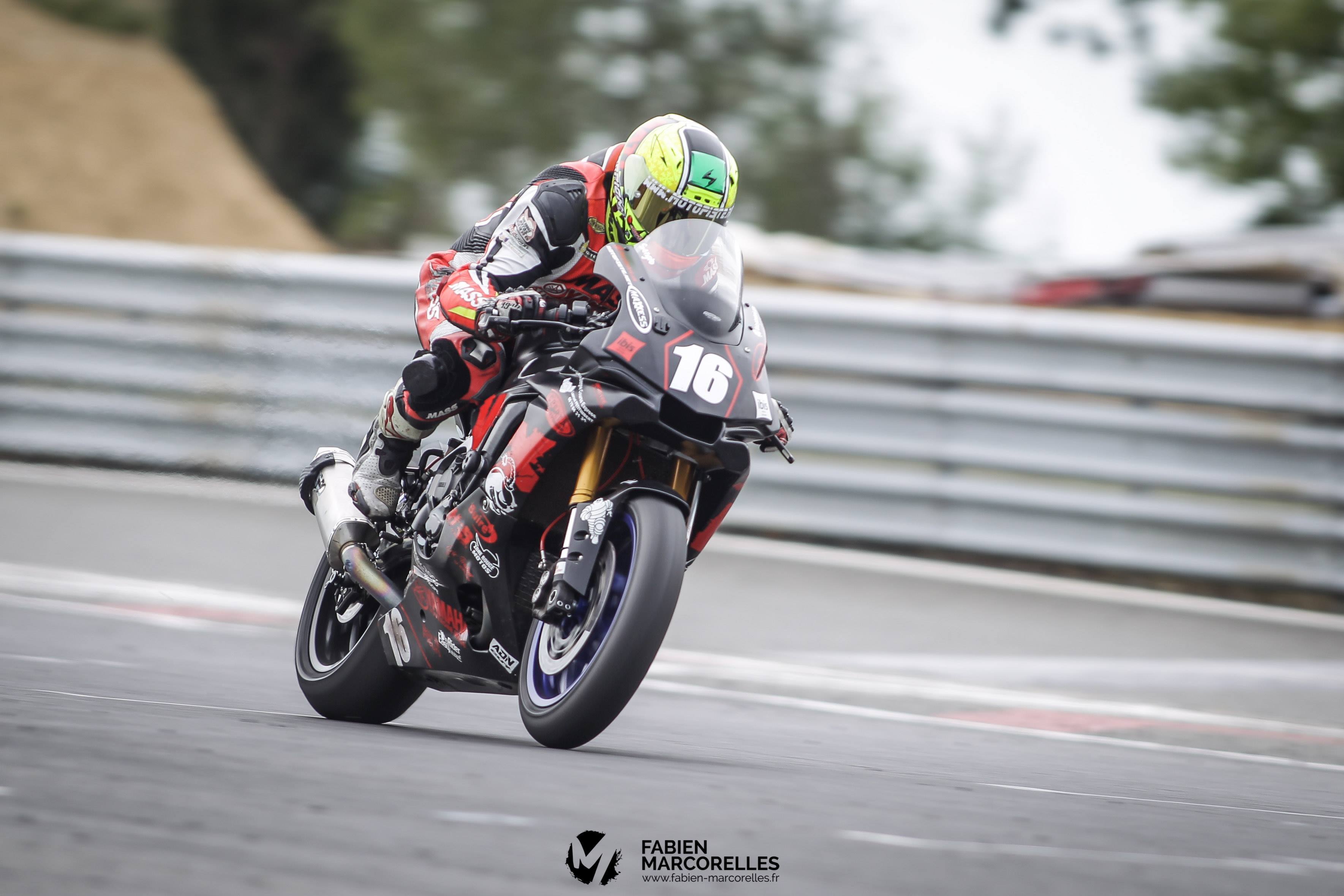 sergio nangeroni #16 en action sur sa yamaha R1