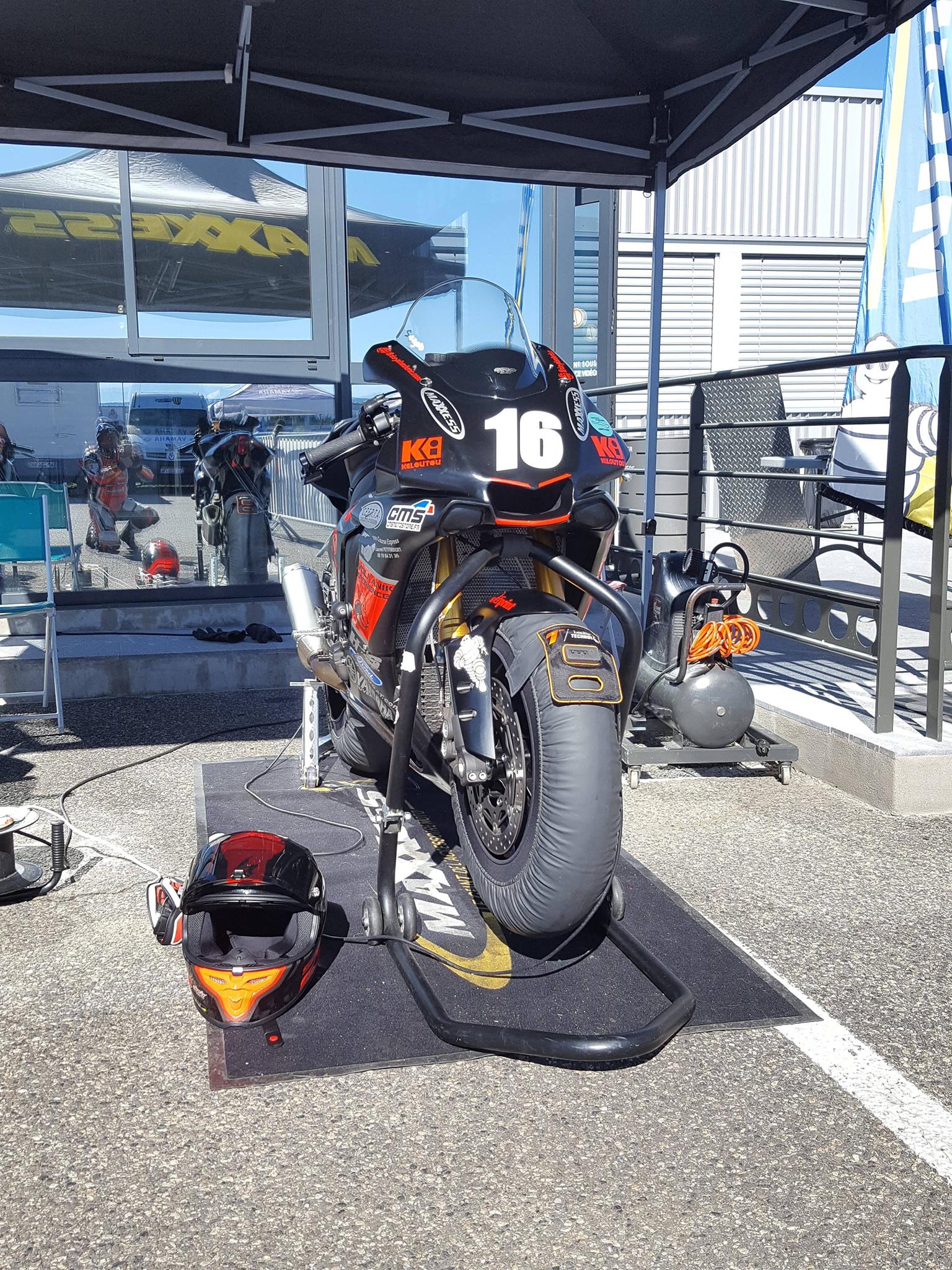 Yamaha R1 2018 piloté par sergio nangeroni en FSBK 2019