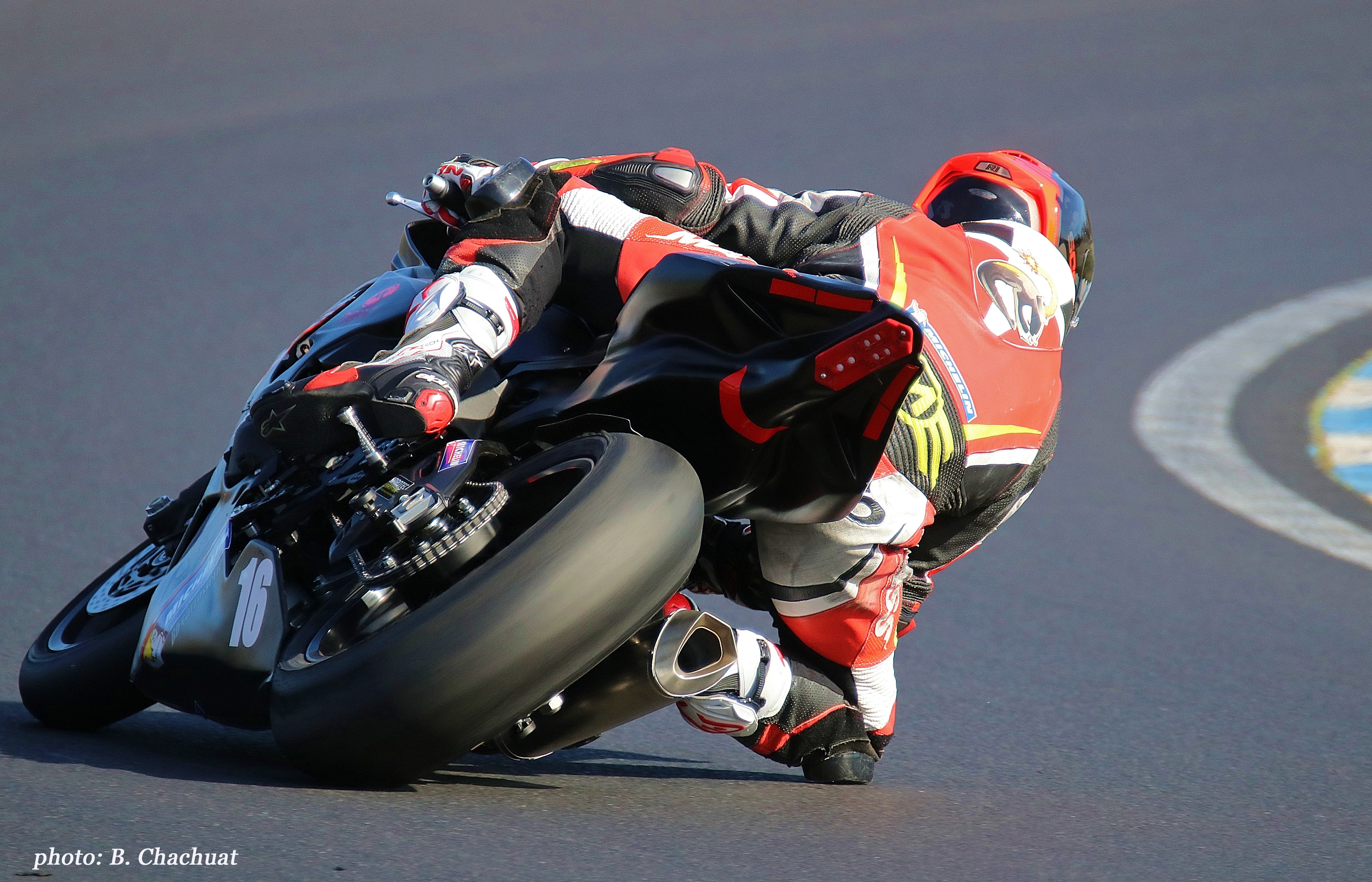 Sergio nangeroni vu de dos sur le circuit d'issoire pendant le salon des sports mécanique