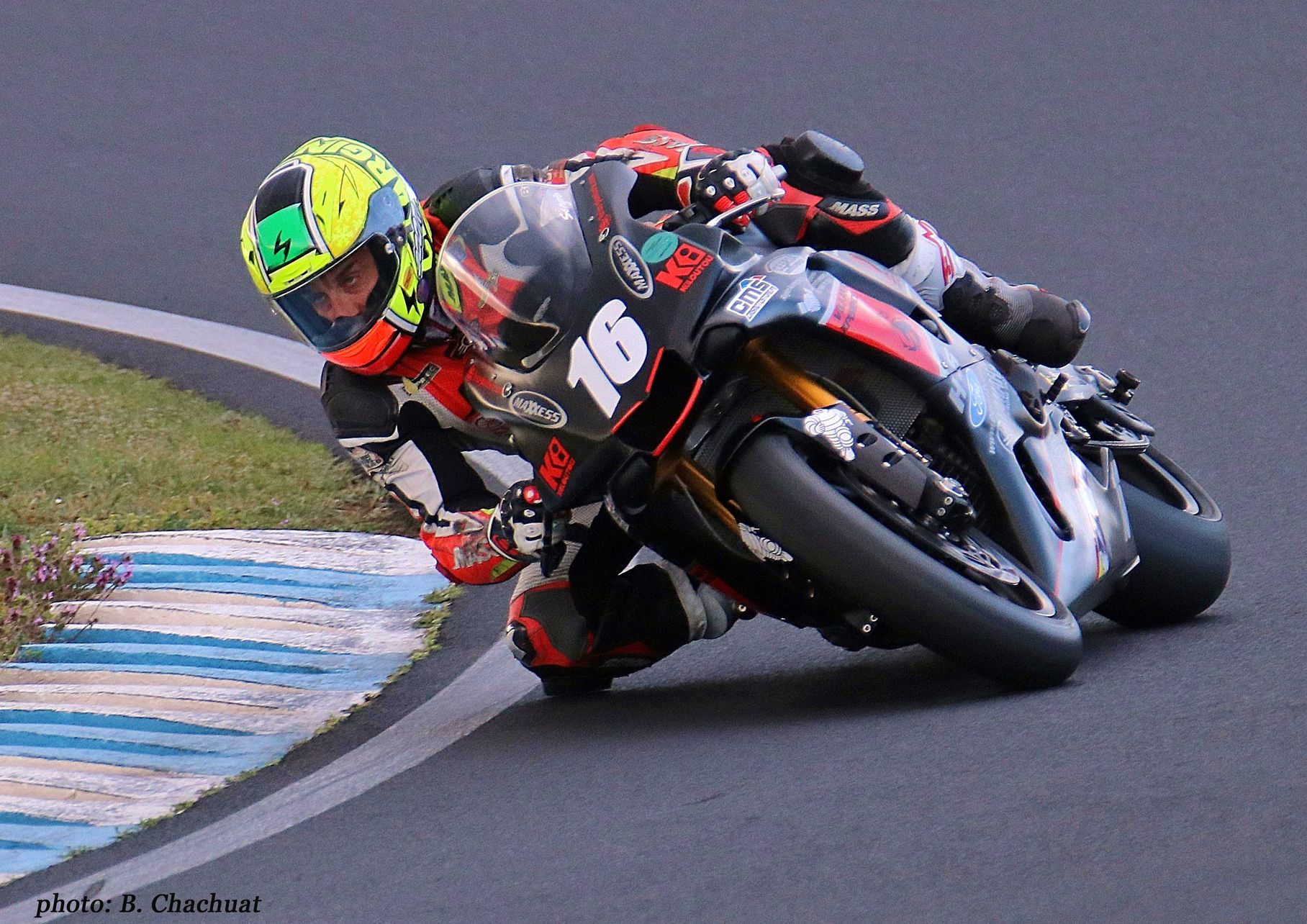 Sergio nangeroni sur le circuit d'issoire lors du salon sports mécanique