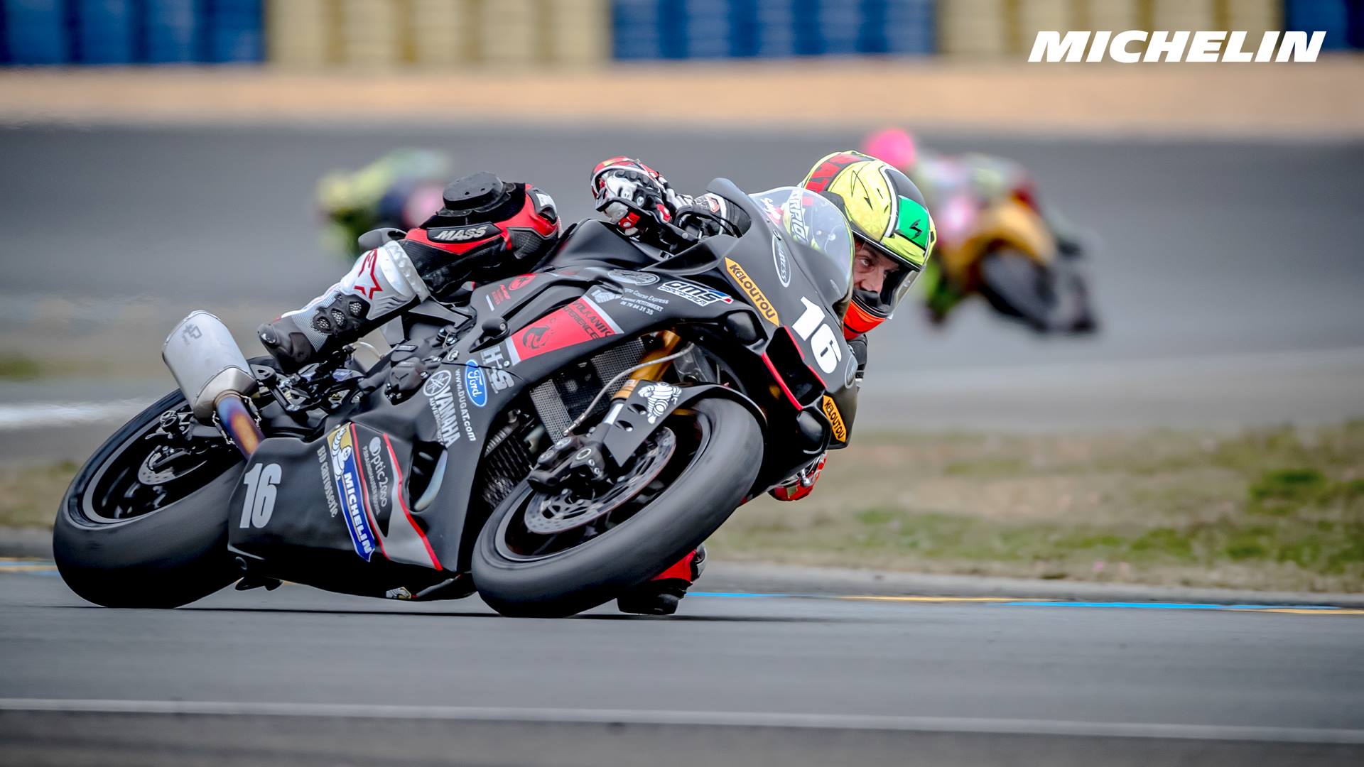 Pilote sergio nangeroni a l'attaque sur l'angle circuit bugatti le mans fsbk 2019