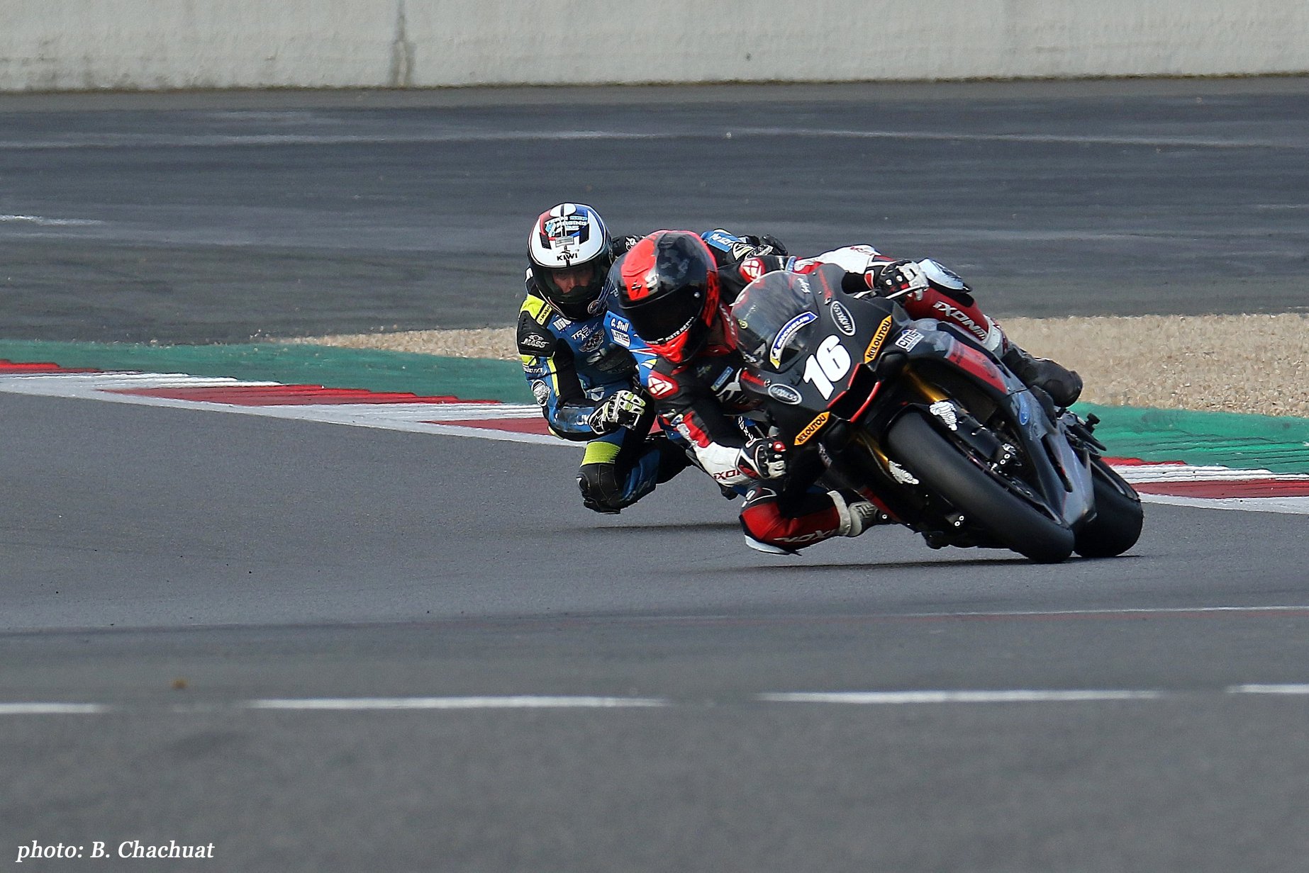 Sergio Nangeroni sur yamaha R1 circuit de nevers magny-cours devant clement stoll